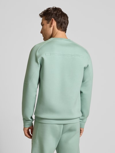 Männermodel trägt Regular Fit Sweatshirt aus Baumwoll-Mix Modell 'SW_PS SPIRIT70 CN' von BOSS Green X Porsche in Mintgrün, Rückansicht.