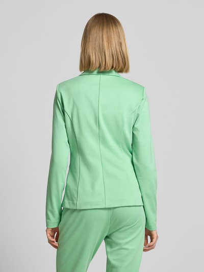 Frauenmodel trägt Regular Fit Blazer mit Paspeltaschen Modell 'KATE' von ICHI im grünen Material-Mix mit Viskose-Anteil, Ganzkörperansicht Rückansicht.