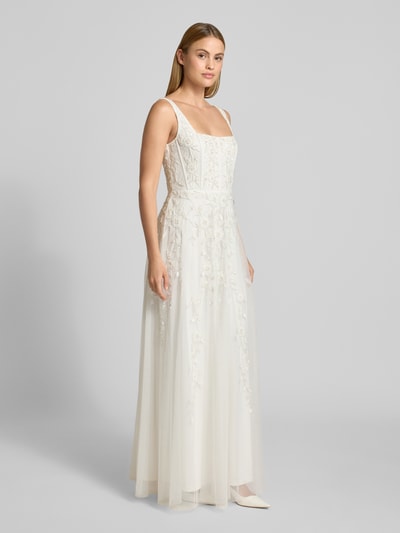 Frauenmodel trägt Maxikleid mit Perlen und Pailletten von Adrianna Papell in Creme, A-Linie aus Mesh, filigrane Perlen und Pailletten, Ganzkörperansicht von vorne.