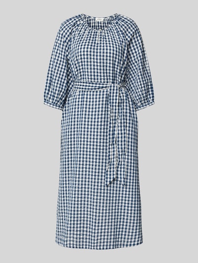 Produktfoto, Regular Fit Freizeitkleid aus reiner Baumwolle von s.Oliver RED LABEL, niebiesko-biała krata, długość midi, krój regular fit, dekolt okrągły, pasek wiązany, rękaw 3/4, dół prosty, faktura crinkle, materiał: czysta bawełna, wzór allover