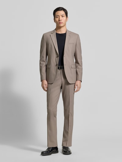 Männermodel trägt Skinny Fit Anzughose aus Woll-Mix Modell 'HESTEN253X' von HUGO in Optik: Unifarben, Ganzkörperansicht von vorne.