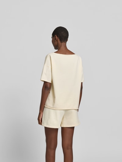 Frauenmodel trägt T-Shirt mit Statement-Stitching von Juvia in Creme, Relaxed Fit, Baumwoll-Mix, kurzärmelig, Rückenansicht Ganzkörperansicht.