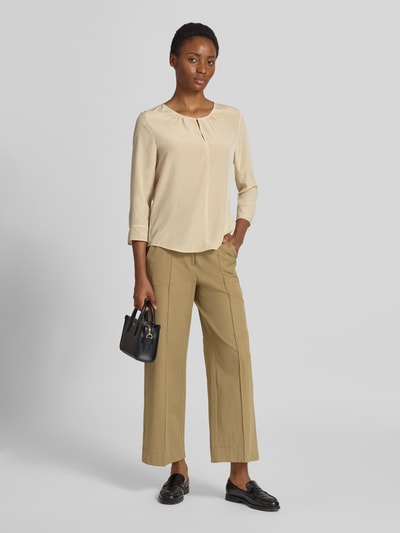 Frauenmodel trägt Hose mit Längsnähten von Luisa Cerano in Beige, Wide Leg, mit Eingrifftaschen und Gesäßtaschen, Ganzkörperansicht von vorne.