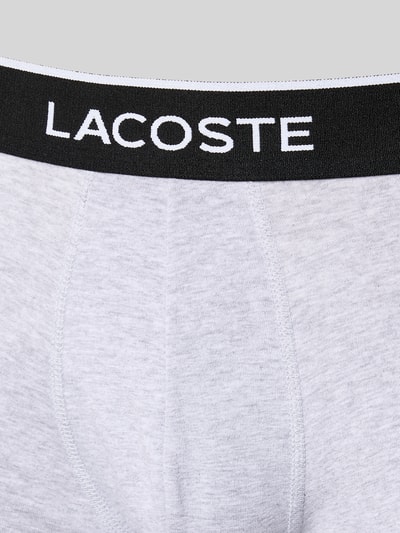 Produktfoto, Trunks Baumwoll-Mix im 3er-Pack von Lacoste in hellgrau mit schwarzem, elastischem Label-Bund, unifarbene Optik, Nahaufnahme