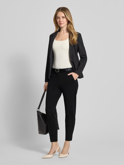 Frauenmodel trägt Stoffhose mit Gesäßtasche von Comma im Viskose-Mix mit Stretch-Anteil, lockerer Schnitt, schwarze Farbe, Ganzkörperansicht von vorne.