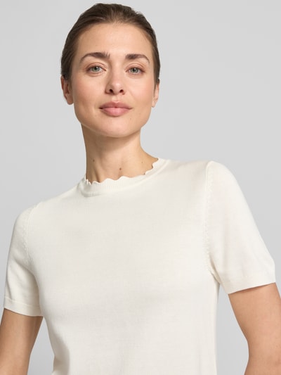 Frauenmodel trägt Strickshirt mit Rundhalsausschnitt mit Wellensaum von Zero, Farbe Creme, Körpernaher-Schnitt, 1/2-Arm, Nahaufnahme Oberkörper.