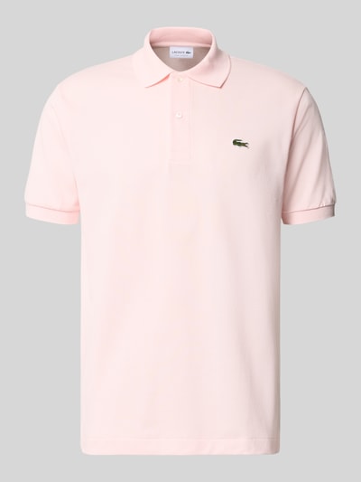 Produktfoto, Regular Fit Poloshirt aus reiner Baumwolle von Lacoste in zartem Rosa mit glatter Textur und kurzen Ärmeln vor grauem Hintergrund.