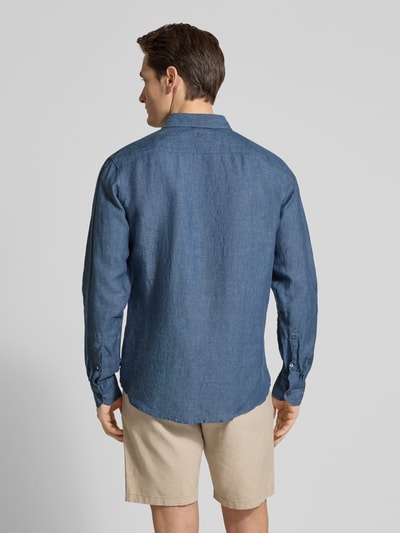 Männermodel trägt Casual Fit Vrijetijdsoverhemd uit zuiver linnen met Kentkraag en knoopsluiting, OLYMP Level Five van OLYMP, Ganzkörperansicht Rückansicht. Ruglengte maat M 77 cm, schouderbreedte 49 cm, mouwlengte 67 cm.