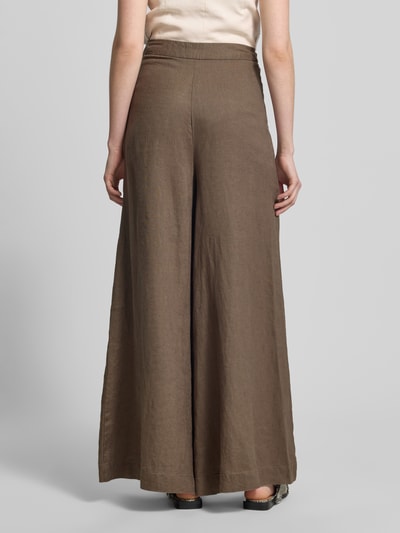 Frauenmodel trägt Wide Fit Hose mit Bundfalten Modell 'Ginkoli' von Stefanel aus Reine Baumwolle, braun, strukturierte Oberfläche, Eingrifftaschen, Haken- und Reißverschluss, Ganzkörperansicht Rückansicht.