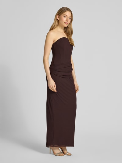 Frauenmodel trägt figurbetont geschnittenes Cocktailkleid aus Mesh mit Drapierungen Modell 'Kia' von Forever New, Maxikleid in Dunkelbraun, Ganzkörperansicht von vorne. Rückenlänge bei Größe 36: 129 cm, Brustweite bei Größe 36: 33 cm.