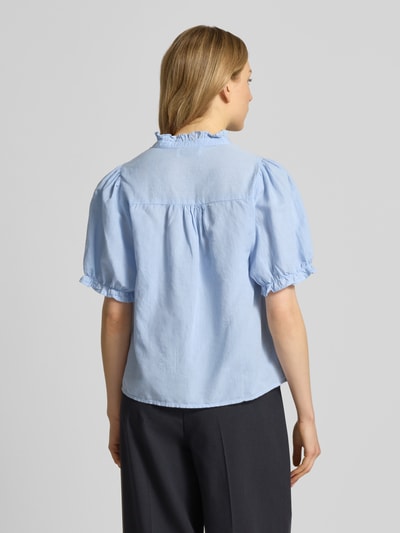 Modelka prezentuje blusenshirt aus leinen-baumwoll-mix Modell 'Odesa' od Neo Noir w kolorze jasnoniebieskim, krój regular fit, dekolt w serek, długość tyłu dla rozmiaru 36: 58 cm, długość rękawów dla rozmiaru 36: 31 cm, gładka tekstura, widok całej sylwetki z tyłu.