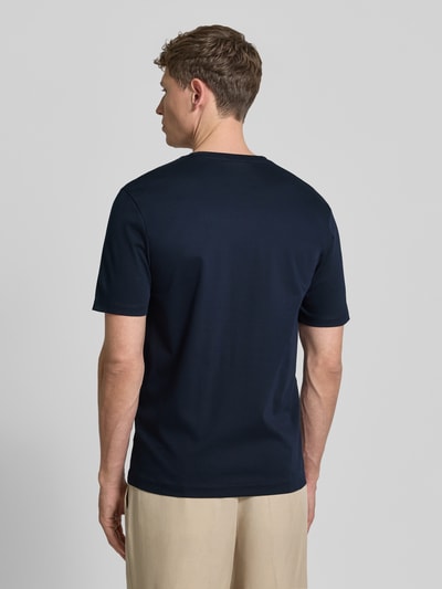 Männermodel trägt T-Shirt mit Rundhalsausschnitt von bugatti in Dunkelblau, Slim Fit, reine Baumwolle, Rückansicht, Ganzkörperansicht.