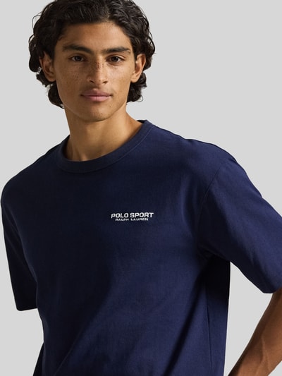 Männermodel trägt Regular Fit T-Shirt aus reiner Baumwolle von Polo Ralph Lauren in Dunkelblau, Label Print vorne, Nahaufnahme Oberkörper
