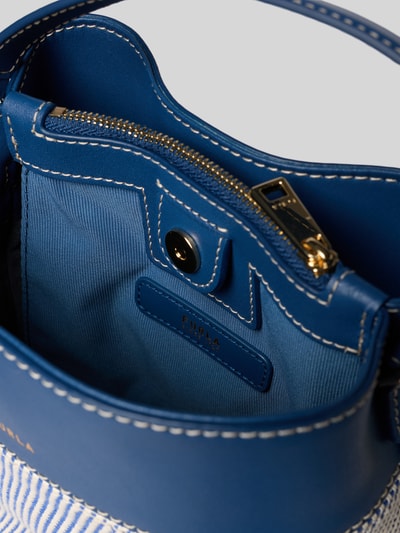 Produktfoto, Detailansicht innen, blaue Handtasche mit Magnetverschluss, goldener Reißverschluss, Modell 'AMELIA MINI' von FURLA