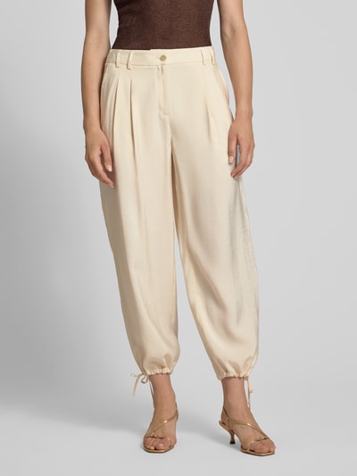 Kobiece model prezentuje Relaxed Fit Hose mit eingefassten Beinabschlüssen von Christian Berg Woman Selection, mieszanka modalu, krój relaxed fit, zakładki w pasie, kieszenie z tyłu, zapięcie na guzik i zamek błyskawiczny, szerokość w rozmiarze 36: 40 cm, długość wewnętrzna nogawki w rozmiarze 36: 70 cm, jasny kremowy kolor, gładka tekstura, całopostaciowy widok z przodu.
