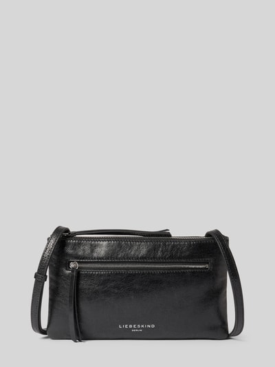 Productfoto, zwarte Umhängetasche mit Label-Detail Modell 'ZENA' van LIEBESKIND BERLIN, voorvak met ritssluiting, verstelbare schouderriem, magneet- en ritssluiting, afmetingen 26x16x3 cm, schouderriem 117 cm.