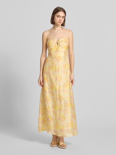 Frauenmodel trägt Maxikleid im Off-Shoulder-Look Modell 'AMINA' von Bardot, zartes Gelb mit floralen Mustern, Lyocell-Mix mit Ramie-Anteil, A-Linie, Rückenlänge 116 cm, Brustweite 36 cm, Ganzkörperansicht von vorne.