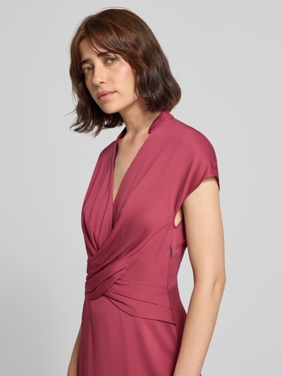 Kobiece model prezentuje Regular Fit Freizeitkleid aus Viskose-Mix Modell 'Dareza' od BOSS, w kolorze ciemnoróżowym, gładka tekstura, Nahaufnahme górnej części ciała.