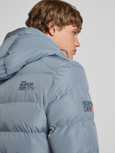 Superdry Kurtka pikowana z kapturem i bocznymi kieszeniami zapinanymi na zamek błyskawiczny Jeansowy niebieski 3