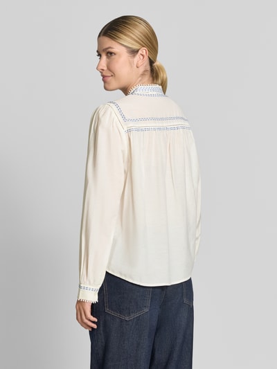 Frauenmodel trägt Bluse mit Viskose-Anteil und Mao-Kragen Modell 'HARUKA' von b.young, naturweiß mit blauen Details, Baumwoll-Mix, Regular Fit, Rückansicht, Ganzkörperansicht von hinten.