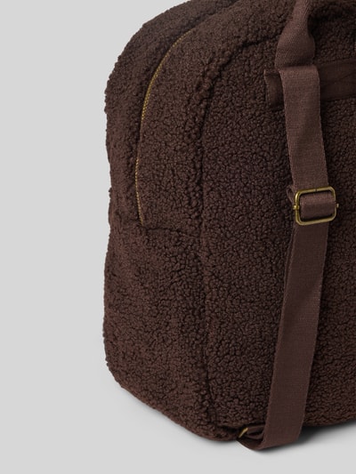 Produktfoto, plecak 'Rucksack aus Teddyfell' od Studio Noos, brązowe futerko, kieszeń zapinana na zamek błyskawiczny, regulowane paski, Szerokość w rozmiarze 1: 35 cm, Długość w rozmiarze 1: 39 cm, Głębokość w rozmiarze 1: 15 cm, długość paska: 50 cm, główna przegroda zapinana na zamek błyskawiczny dookoła, przegródka zewnętrzna i wewnętrzna na zamek.