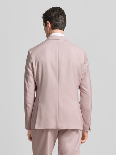 Männermodel trägt Slim Fit Anzugjacke mit Reverskragen von MCNEAL in hellrosa, glatte Struktur, doppelte Knopfleiste, Ganzkörperansicht Rückansicht.