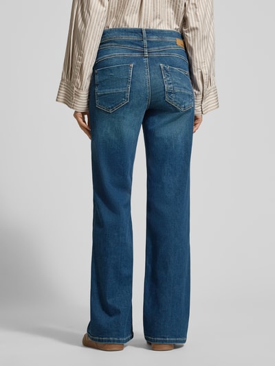 Vrouwenmodel draagt Wide Fit Jeans met Labeldetail Model 'AMELIE' van GANG, katoenmengsel met stretch, used-look, binnenbeenlengte 80 cm, bandwijdte 40 cm, denimblauw, rechte vormen, Ganzkörperansicht Rückansicht.
