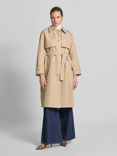 Vrouwenmodel draagt Trenchcoat mit Bindegürtel van Liu Jo White in beige katoenmix, regular fit, platte kraag, knoopsluiting, strikceintuur, ruglengte maat S 112 cm, schouderbreedte 48 cm, borstwijdte 56 cm, mouwlengte 58 cm, full-body vooraanzicht