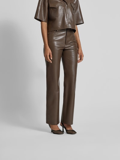Nanushka Flared Stoffhose in Leder-Optik Schoko 4