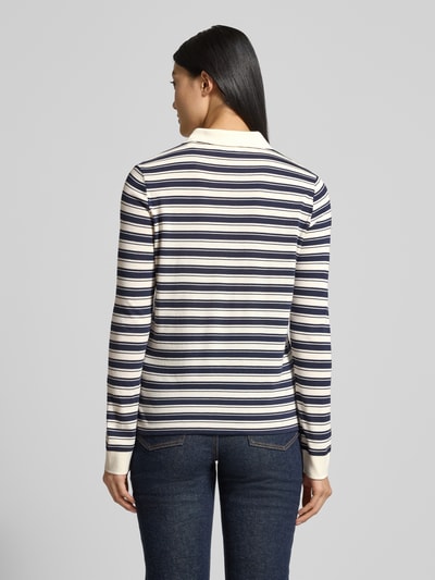 Frauenmodel trägt Regular Fit Poloshirt mit Streifenmuster von Gant, Baumwoll-Modal-Mix, Rückenlänge S 59 cm, Ganzkörperansicht Rückansicht.