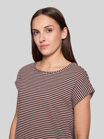 Frauenmodel trägt Regular Fit T-Shirt aus Baumwoll-Mix von Betty Barclay im Streifenmuster, Damen T-Shirt, Nahaufnahme Oberkörper.
