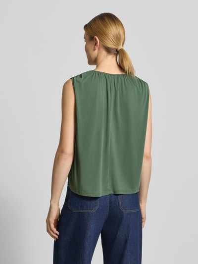 Frauenmodel trägt Loose Fit Blusentop aus Modal-Mix Modell 'FILLI' von Vero Moda in Olivgrün, unifarben, Rückansicht Ganzkörperansicht.