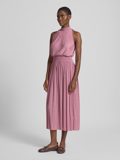 Modelka kobieca nosi Plisseekleid mit Smok-Details Modell 'UMA' od Samsøe Samsøe, w kolorze różowym, materiał z domieszką stretchu, krój taliowany, długość midi, stójka, szerokość w rozmiarze S: 32 cm, długość na plecach w rozmiarze S: 134 cm, widok całej sylwetki z przodu.