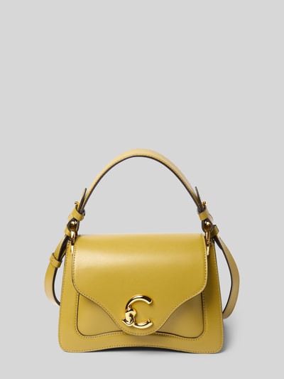 Produktfoto, torebka Handtasche mit Label-Detail od Coccinelle w kolorze żółtym, uchwyt, pasek na ramię, detal z logo, główna przegroda z brzegiem, wewnętrzna przegródka zapinana na zamek błyskawiczny, szerokie 18 cm, długość 16 cm, głębokość 11 cm, długość paska 102 cm.