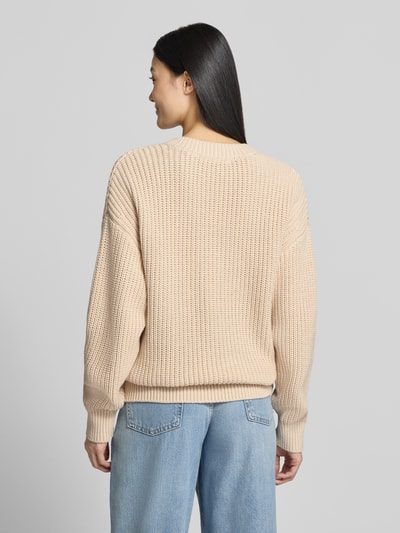 Vrouwenmodel draagt beige regular fit pullover uit katoenmix model 'SELMA' van Selected, Dames pullover, volledige achteraanzicht