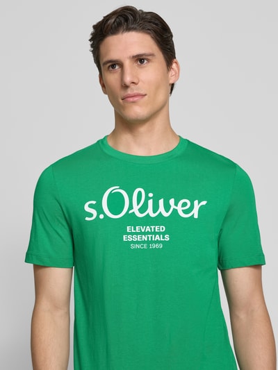 s.Oliver RED LABEL Regular Fit T-Shirt aus reiner Baumwolle mit großem Label Print Gruen 3