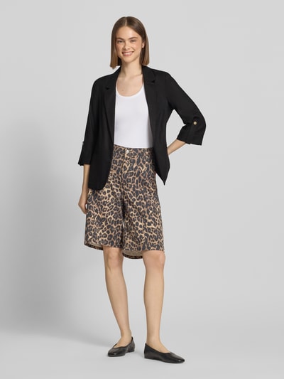 Frauenmodel trägt Relaxed Fit Blazer aus Viskose-Leinen-Mix Modell 'GOA' von Only, Optik: Unifarben, Ganzkörperansicht von vorne.