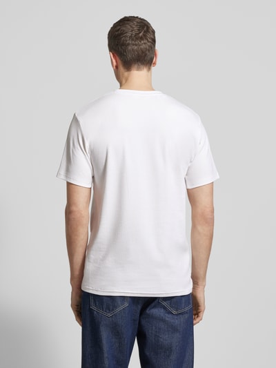 Männermodel trägt Regular Fit T-Shirt aus Baumwoll-Mix Modell 'SPENCER' von SELECTED HOMME, weiß, gestreift strukturiert, Ganzkörperansicht Rückansicht