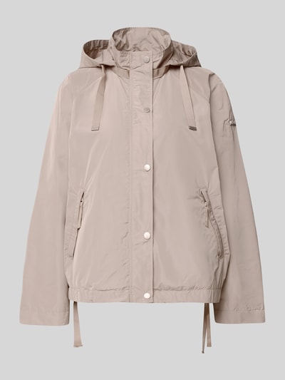 Produktfoto, Jacke mit Kapuze Modell 'CICATA' von CINQUE in Beige, gerader Schnitt, glatte Textur, Kapuze z troczkiem, stójka, zamek i zatrzaski, detal z logo, boczne kieszenie na zamek, dół z troczkiem, długość pleców w rozmiarze 36: 60 cm, szerokość ramion w rozmiarze 36: 39 cm, szerokość klatki piersiowej w rozmiarze 36: 12 cm, długość rękawa w rozmiarze 36: 62 cm