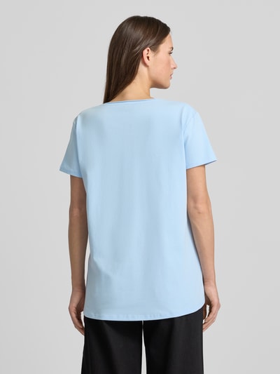 Frauenmodel trägt T-Shirt mit Statement-Print von miss goodlife in Hellblau, lockerer Schnitt, Baumwoll-Elasthan-Mix, Rückenansicht.