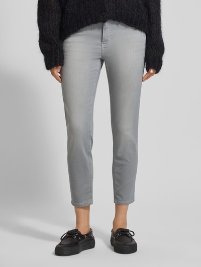 Männermodel trägt Jeans mit Eingrifftaschen Modell 'Ornella' von Angels, Mieszanka bawełny z dodatkiem streczu, krój slim fit, szare, Szerokość w rozmiarze 36: 40 cm, Długość wewnętrzna nogawki 67 cm, Ganzkörperansicht von vorne