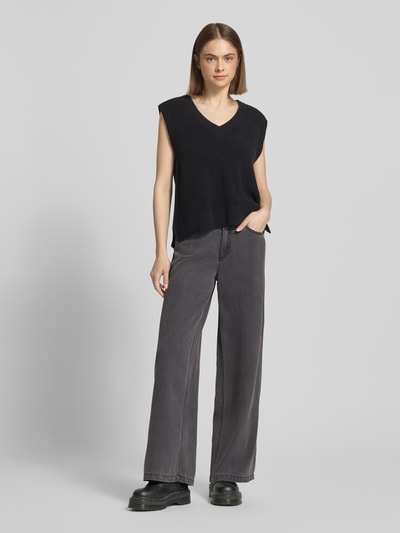 Männermodel trägt Wide Leg Jeans aus Lyocell-Mix Modell 'SMIDI' von Pieces, denim, 5-kieszeni, szlufki, guzik, szerokie nogawki, Ganzkörperansicht von vorne