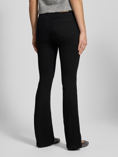 Frauenmodel trägt Flared Jeans mit mittelhohem Bund von Review, schwarze Waschung, 5-Pocket-Design, Ganzkörperansicht Rückansicht.