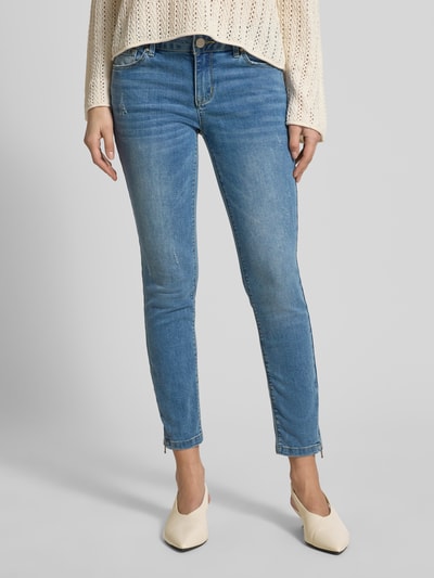 Frauenmodel trägt Skinny Fit Jeans in 7/8-Länge mit seitlichen Reißverschlüssen von Buena Vista im Baumwoll-Viskose-Mix, Nahaufnahme Unterkörper.
