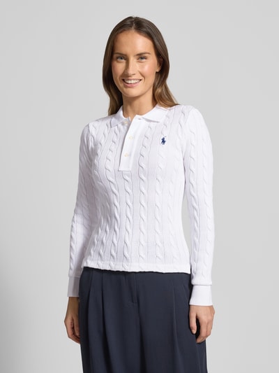 Frauenmodel trägt Strickpullover mit Zopfmuster und Polokragen von Polo Ralph Lauren, Reine Baumwolle, Slim-Fit, Label-Stitching, Knopfleiste, Ganzkörperansicht von vorne.