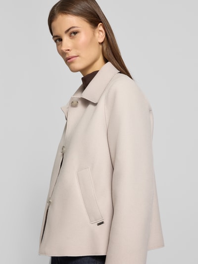 Vrouwenmodel draagt Jacke mit Knopfleiste Modell 'ELVINI' van CINQUE in lichte kleur, losse pasvorm, detailopname bovenlichaam.