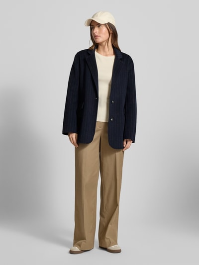 Frauenmodel trägt Blazer mit Pattentaschen Modell 'Karita Idun' von MOS MOSH, Reine Baumwolle, Regular-Fit, Dunkelblau, Ganzkörperansicht von vorne.
