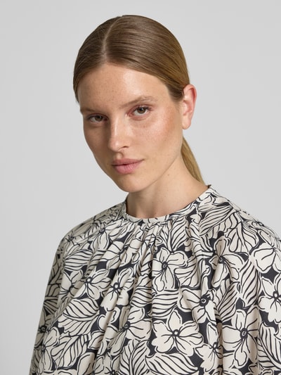 Frauenmodel trägt Loose Fit Bluse aus reiner Baumwolle von Weekend Max Mara mit Allover-Muster, Mock Neck und feiner Webstruktur, Nahaufnahme Oberkörper.