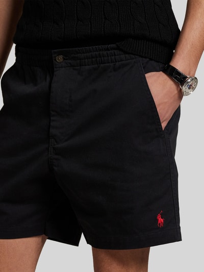 Männermodel trägt Regular Fit Shorts aus Baumwoll-Mix von Polo Ralph Lauren in Schwarz, seitliche Eingrifftaschen, Nahaufnahme Oberkörper.