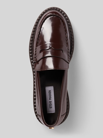 Produktfoto, Loafer in Leder-Optik Modell 'Katja' von Steve Madden, braune glänzende Oberfläche, abgerundete Form, Plateausohle, Damen Loafer, Absatzhöhe 5 cm, Schafthöhe 6 cm, Schaftweite 12 cm, Profilstruktur, Schaftbrücke